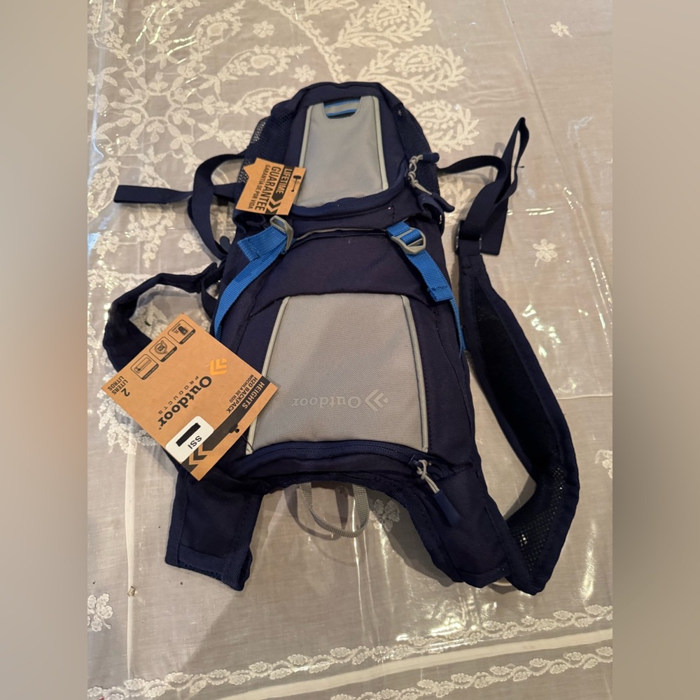 NWT Navy and Gray Hydration H2O Backpack. 2 Litres capacity - Picture 7 of 13